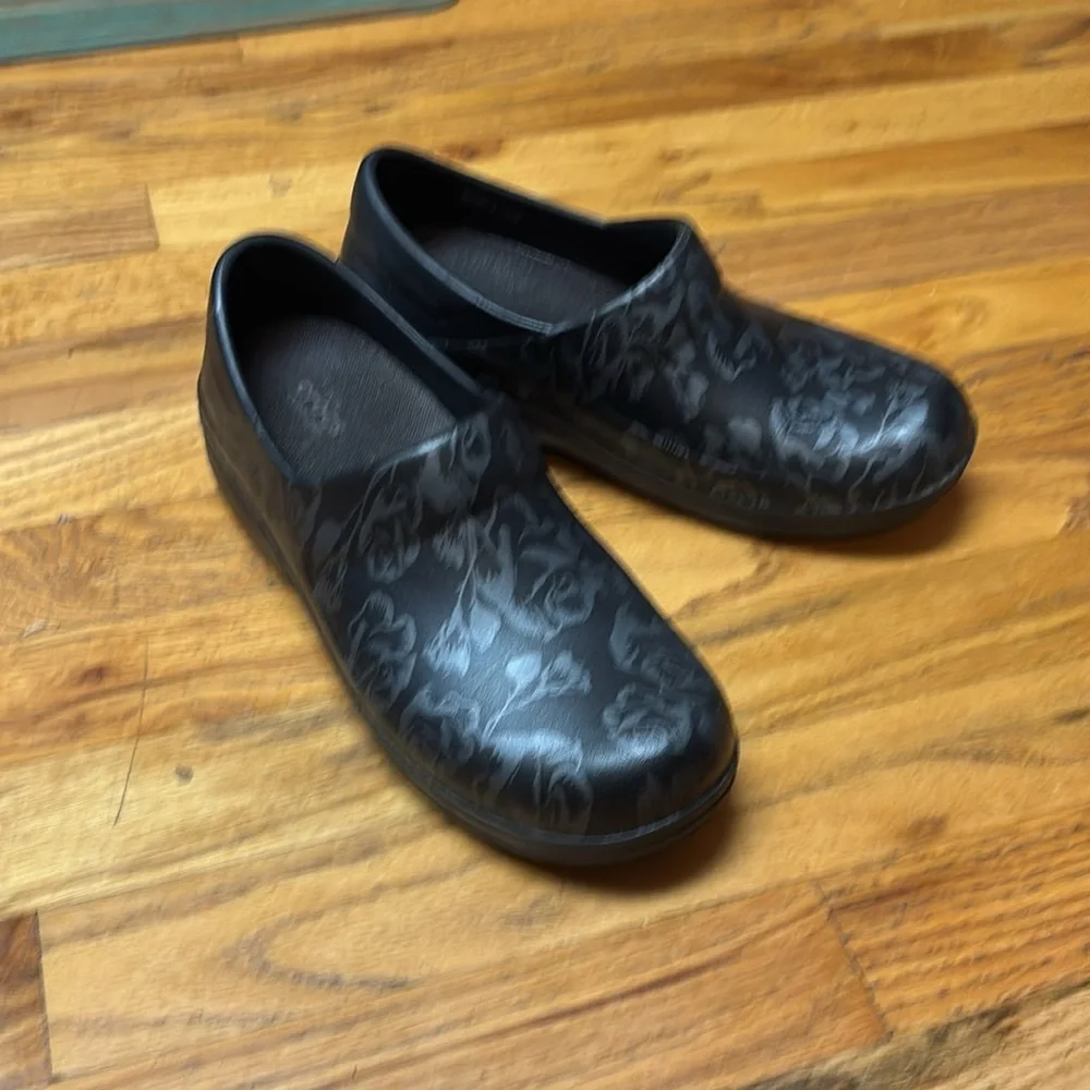 Crocs Neria Pro II Black Floral Clogs - Picture 5 of 5